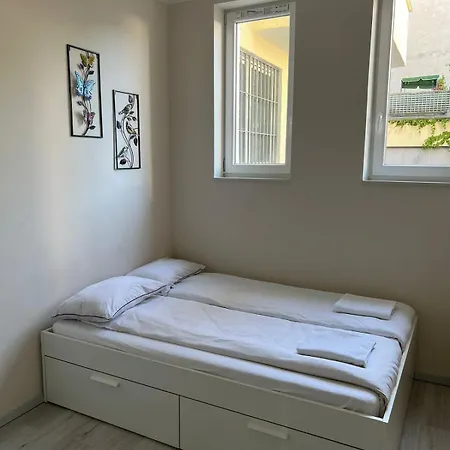 Modern Flat For 3 Guests Near And Transport Apartment *