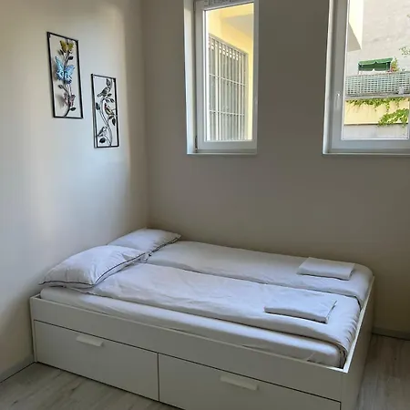 Modern Flat For 3 Guests Near And Transport Apartment